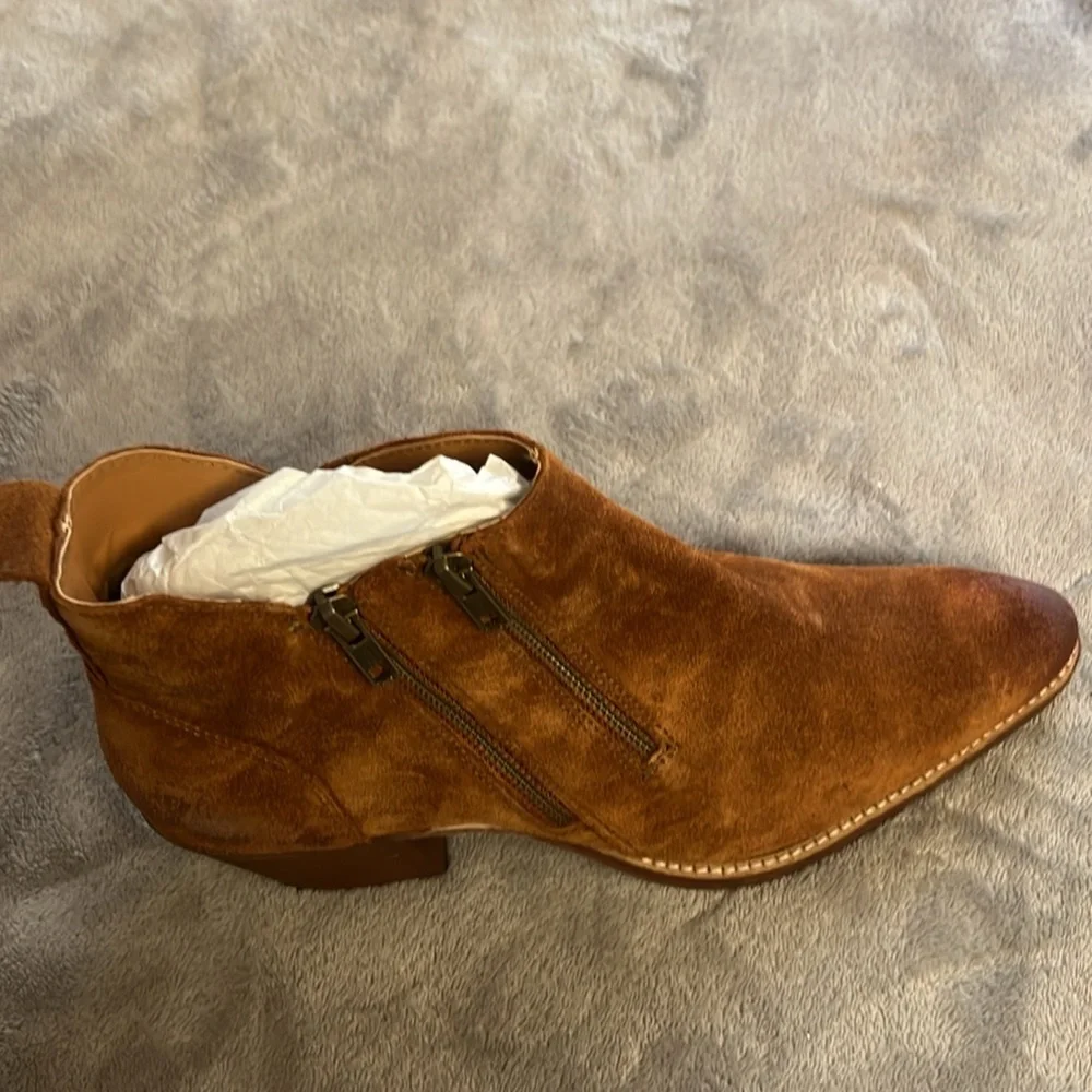 VERY VOLATILE BANDIT SUEDE ANKLE BOOT IN TAN‎
